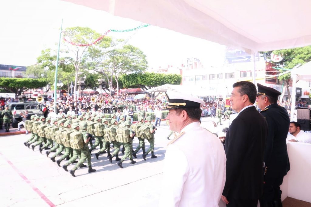 Encabeza Rutilio Escand N Desfile C Vico Militar Por El Aniversario